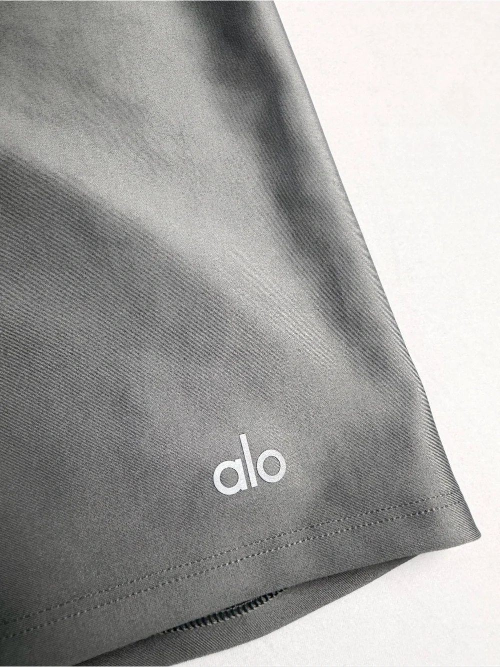 Alo High-Rise compression Biker Shorts in light gray xs